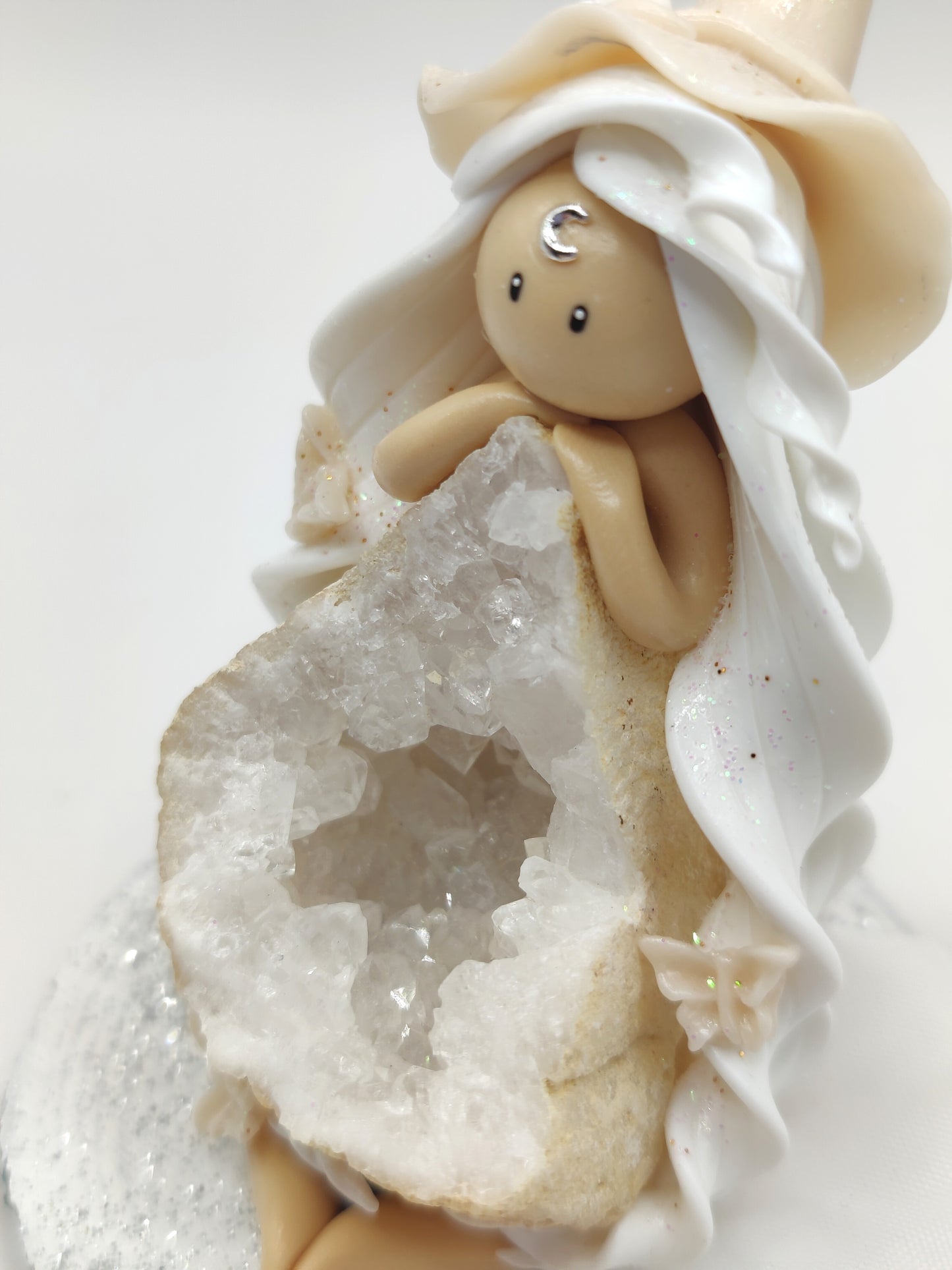 Sorcière blanche - Géode de cristal de roche
