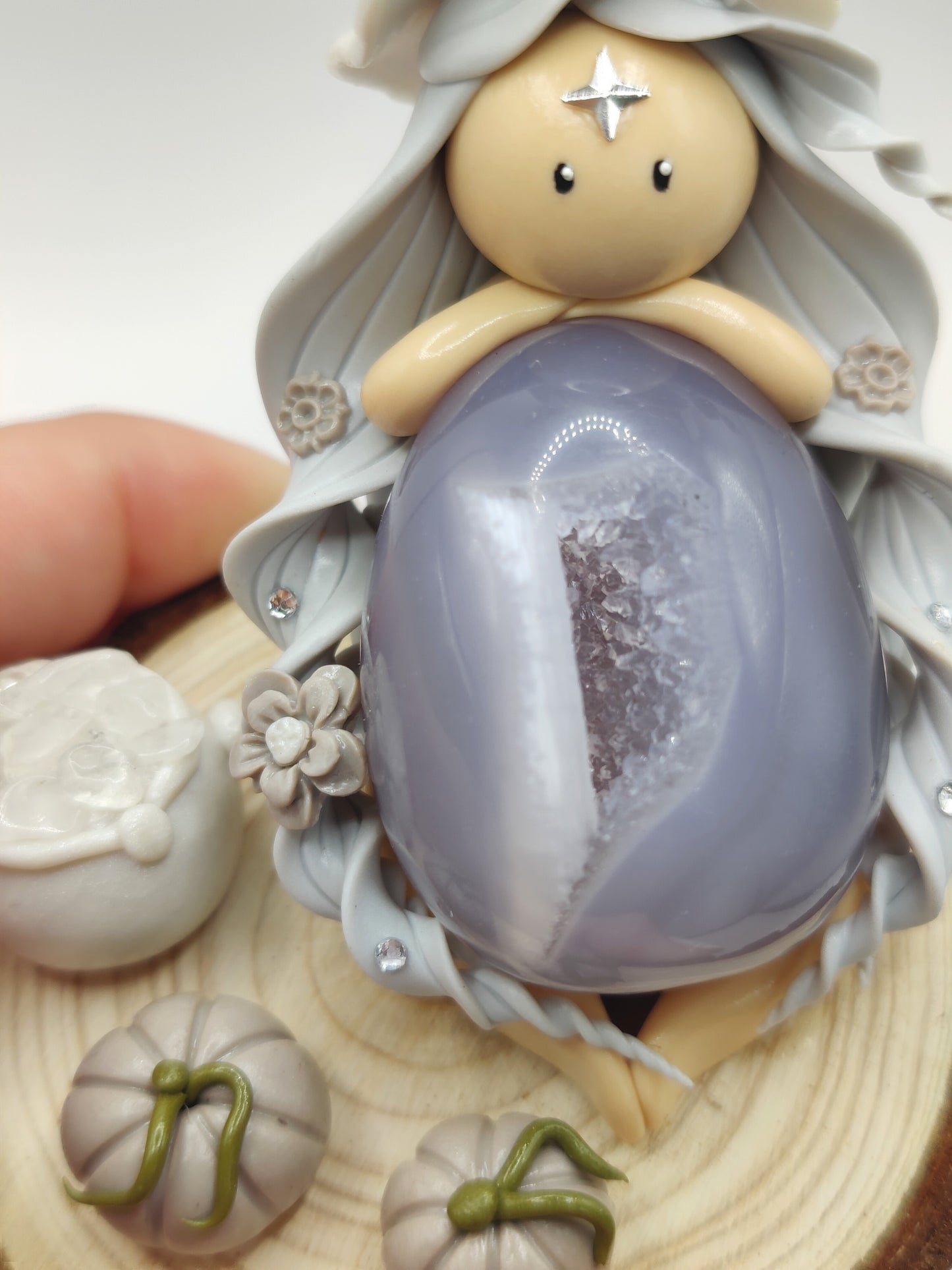Sorcière grise - Œuf d'agate grise cristallisé