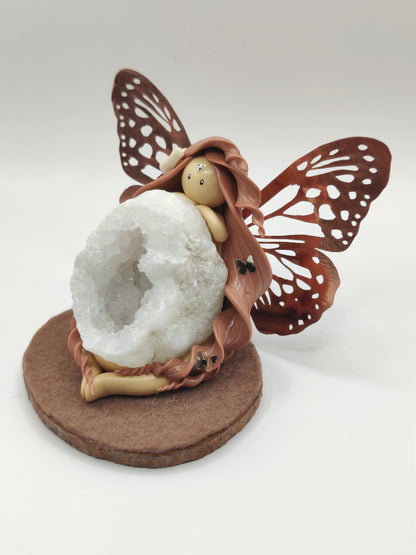 Fée papillon - Géode de cristal de roche