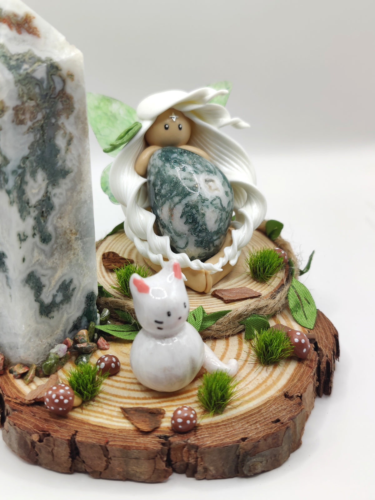 Reine de la nature et son chat protecteur - Agate arbre