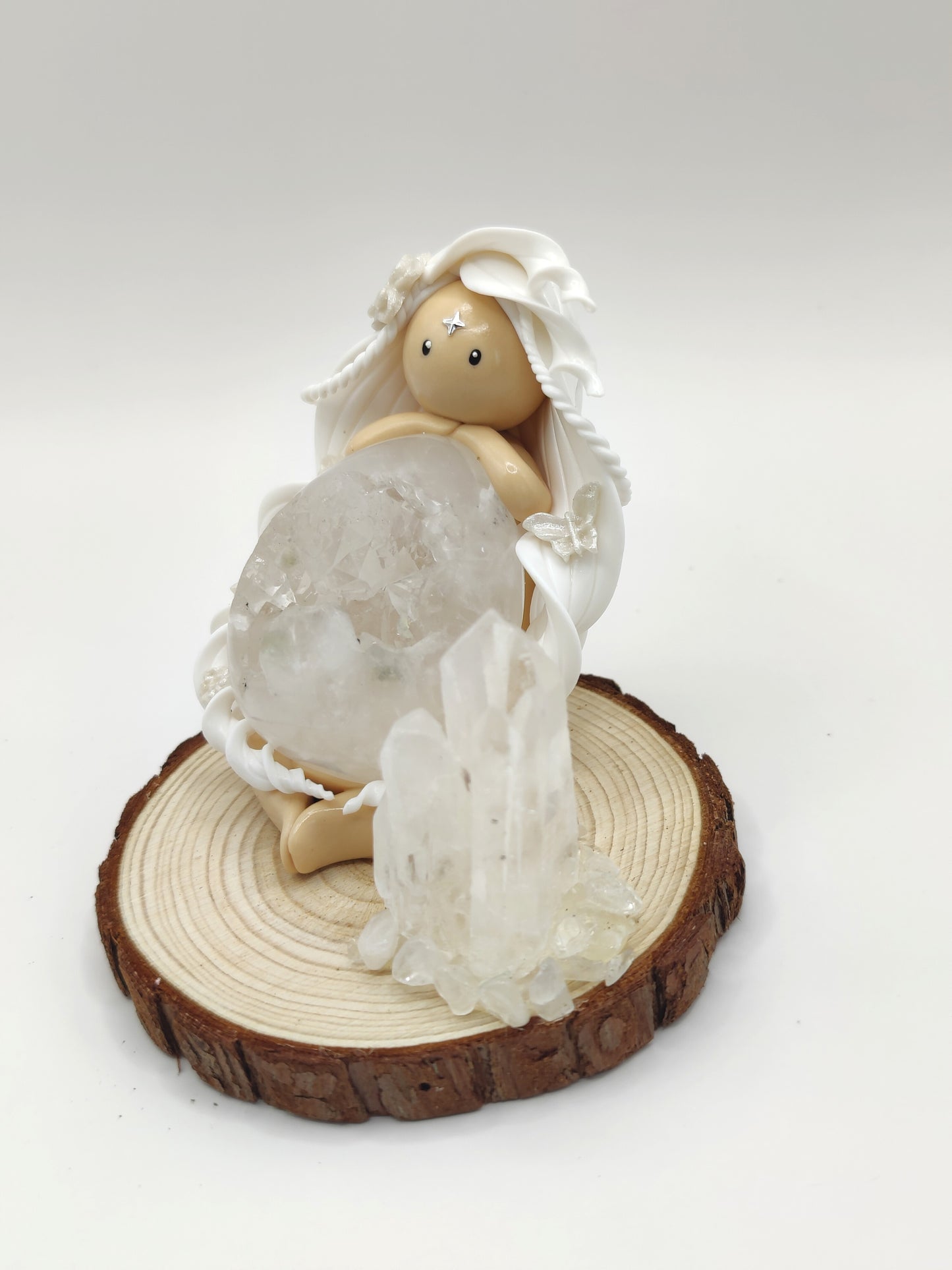 Nymphe blanche de pureté - Œuf d'agate grise cristallisé