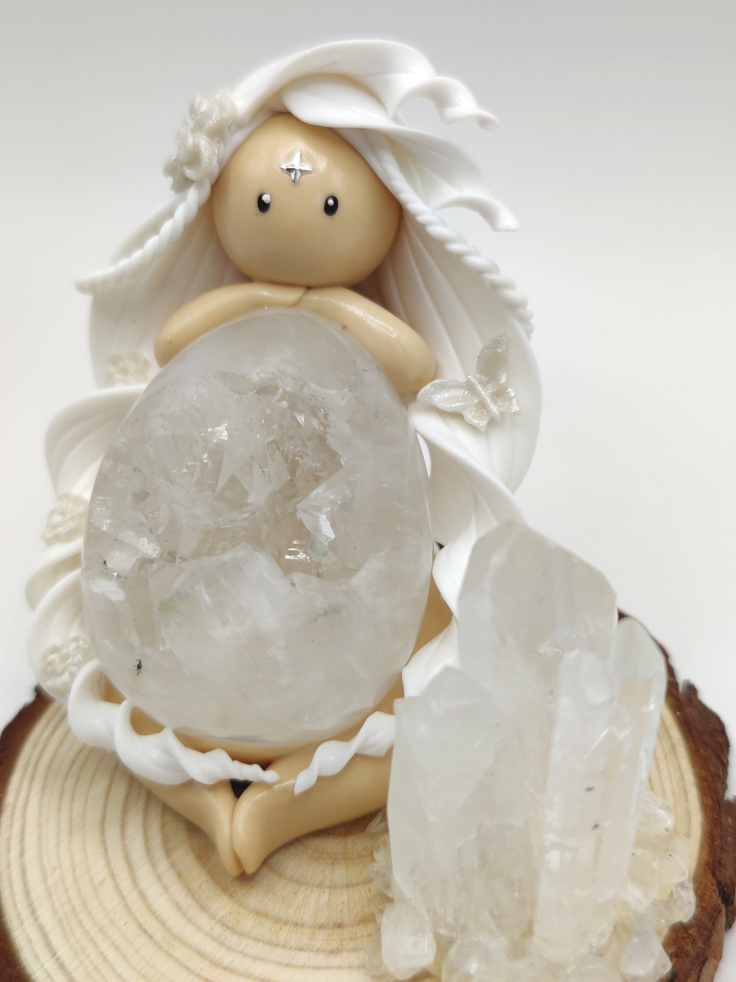 Nymphe blanche de pureté - Œuf d'agate grise cristallisé