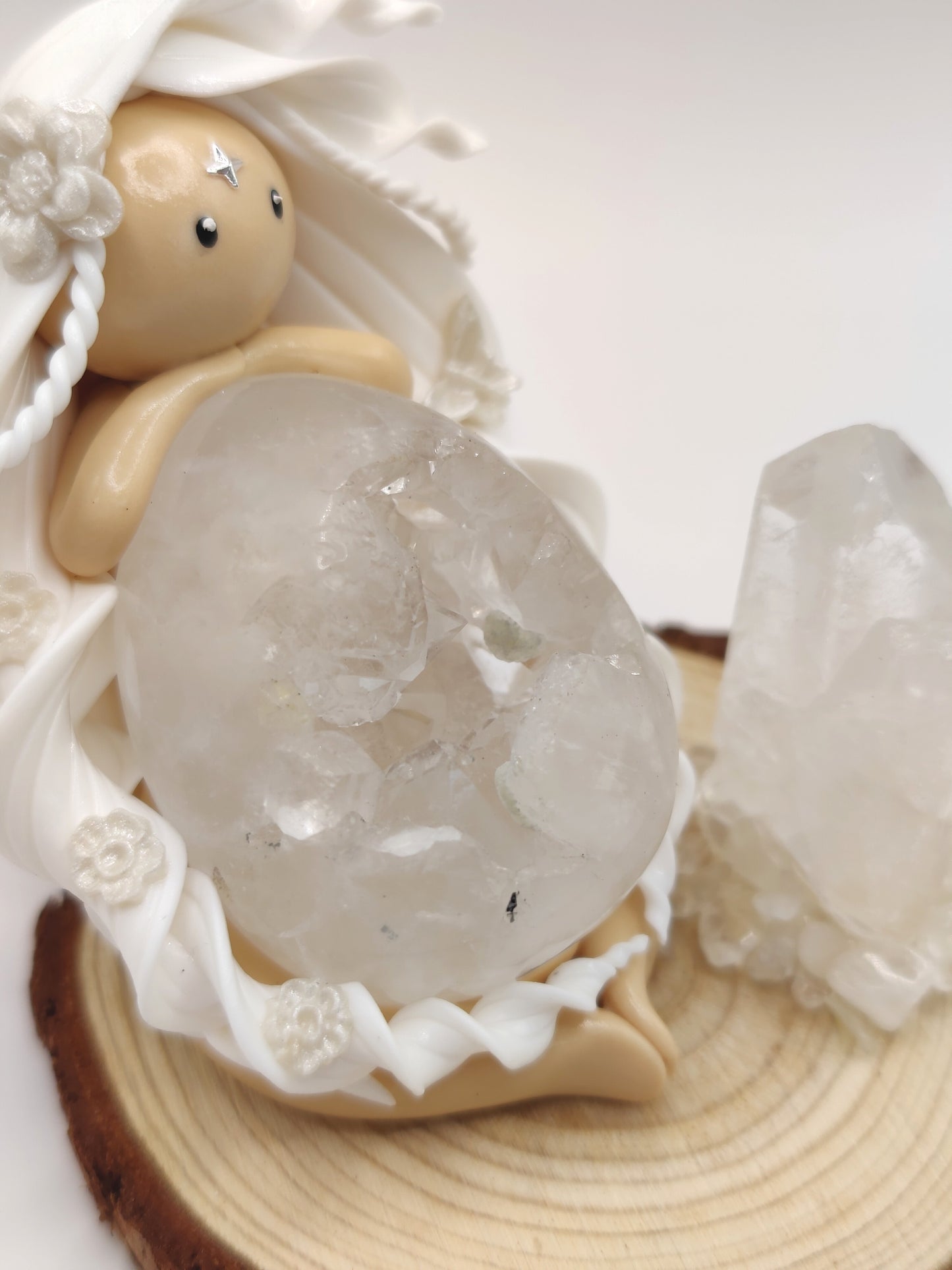 Nymphe blanche de pureté - Œuf d'agate grise cristallisé