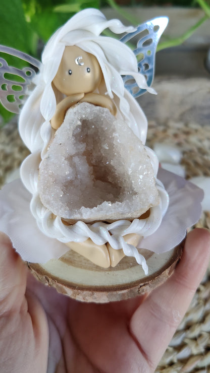 Fée blanche de la lune - Géode de cristal de roche